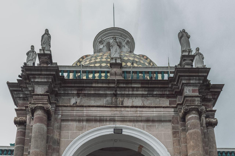 Quito Historic Center: Professional Photoshoot at Iconic Locations Long Session