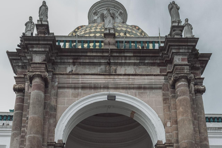 Quito Historic Center: Professional Photoshoot at Iconic Locations Long Session