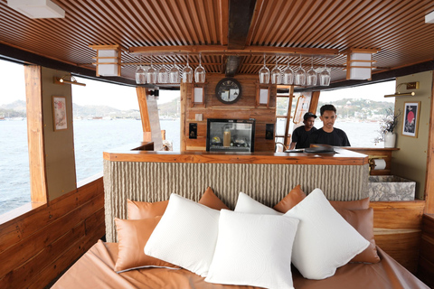 Labuan Bajo: Komodo Full Day Tour Luxury Boat Sunset Cruise Komodo Tour Luxury Boat with Drone and GoPro Underwater