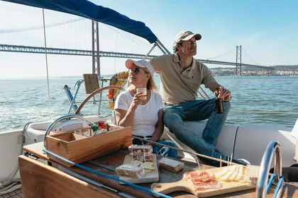 Lissabon: Segelbootfahrt mit Getränken und Snacks vor der Skyline der ...