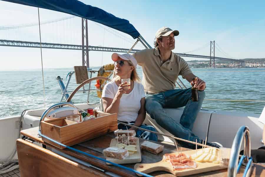 Lissabon: Segelbootfahrt mit Getränken und Snacks vor der Skyline der Stadt. Foto: GetYourGuide