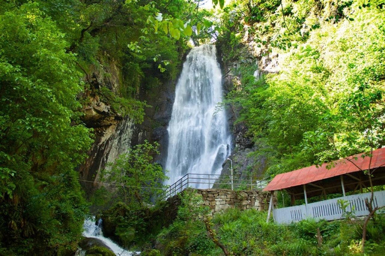 Batumi: Traditional Dinner, Wine & Dance with Waterfalls