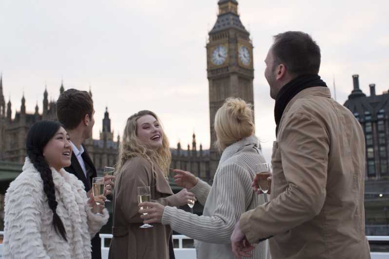 London: Kvällsutflykt på Themsen med "bubbel" och kanapéer