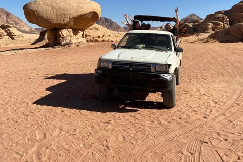 Ganztägige Jeeptour (9 Stunden) mit Übernachtung und allen MahlzeitenGanztägige Jeeptour in der Wüste