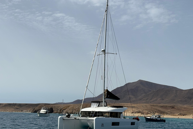 Lanzarote: Private Catamaran to Papagayo from Playa Blanca — 4 Hours Lanzarote: Cruise tour along the Papagayo Coast with Snacks & Activities