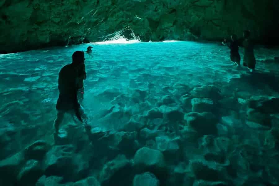 Bootstour zur Grama Bay & Blauen Höhle mit Schnorcheln (kleine Gruppe). Foto: GetYourGuide Bootstour zur Grama Bay & Blauen Höhle mit Schnorcheln (kleine Gruppe). Foto: GetYourGuide