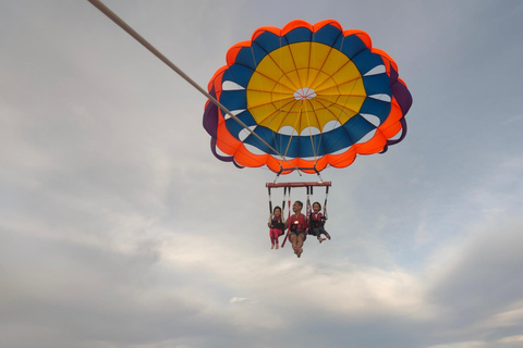 Bali: Esperienza di parasailing sulla spiaggia di Nusa DuaOpzione punto di incontro