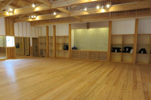 Tokyo: Japanese Kendo Experience with High-Ranked Instructor Let's experience kendo, a traditional Japanese martial art!