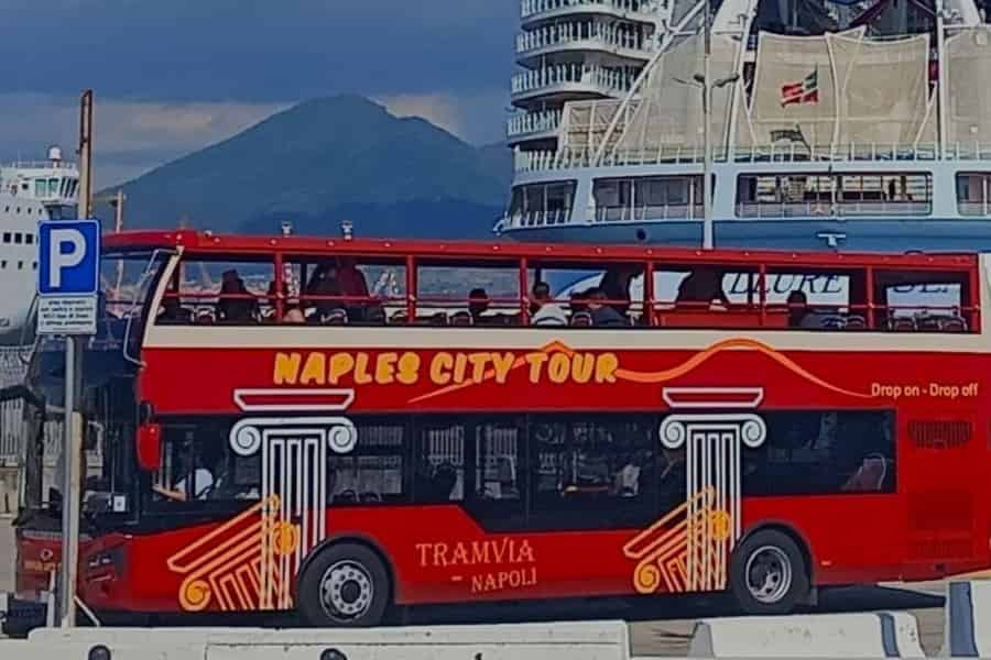 Neapel: Hop-On/Hop-Off-Bustour durch Neapel. Foto: GetYourGuide Neapel: Hop-On/Hop-Off-Bustour durch Neapel. Foto: GetYourGuide