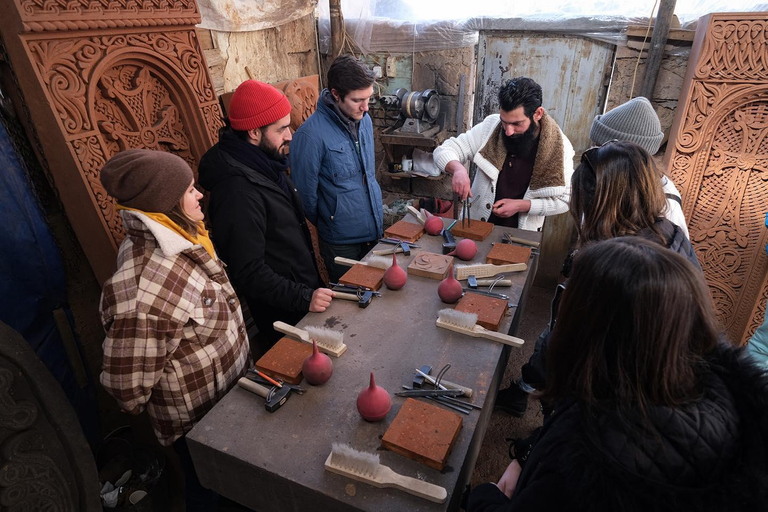 Mästarklass i hantverk av khachkar: Att avslöja Armeniens kulturarv