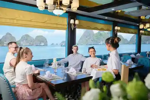 los más vendidos Nuevo crucero de 5 estrellas por la bahía de Halong Jacuzzi y bufé