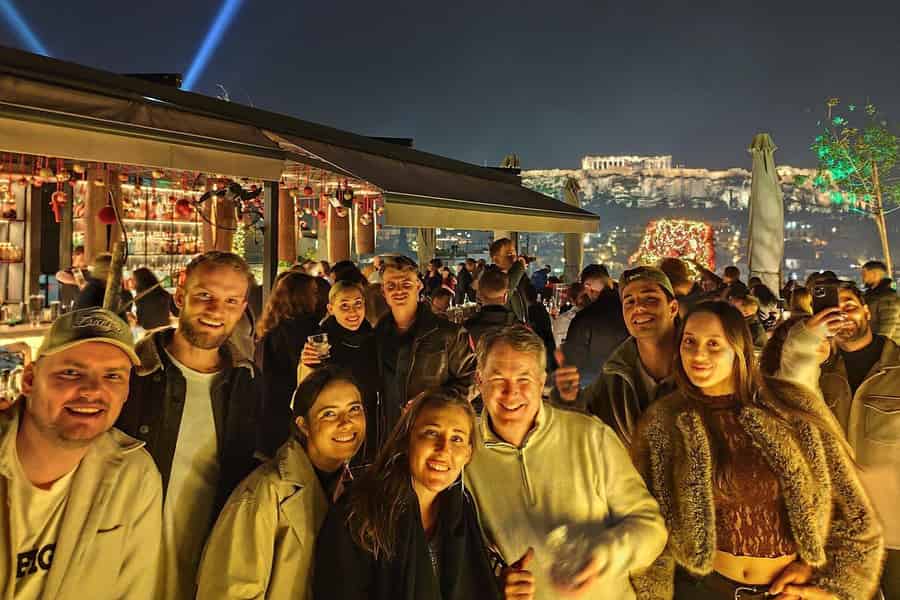 Athen: Kneipentour auf der Dachterrasse mit Blick auf die Akropolis & Party. Foto: GetYourGuide Athen: Kneipentour auf der Dachterrasse mit Blick auf die Akropolis & Party. Foto: GetYourGuide