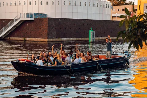 Groningen: City canal cruise (with unlimited drinks)