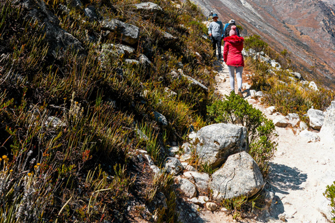 从瓦拉斯出发：前往梦幻帕龙湖的景观探险之旅从瓦拉斯出发：前往神奇的帕龙湖的景观冒险之旅