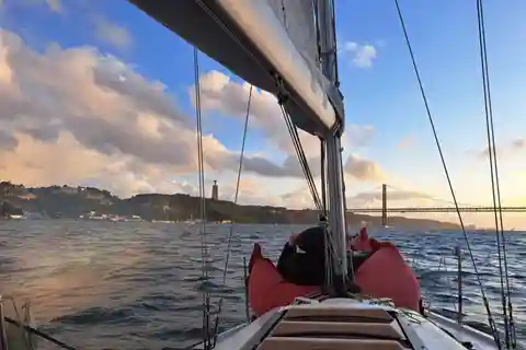 Lissabon: Segelbåt med solnedgång "Golden Hour" med lokal guide