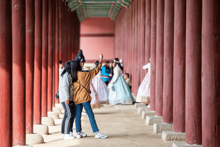 جولة سيرًا على الأقدام في قصر جيونج بوكجونج