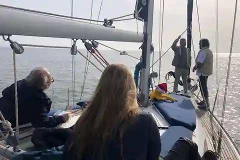 Parque das Nações: Yoga and meditation at sunrise aboard a sailboat!