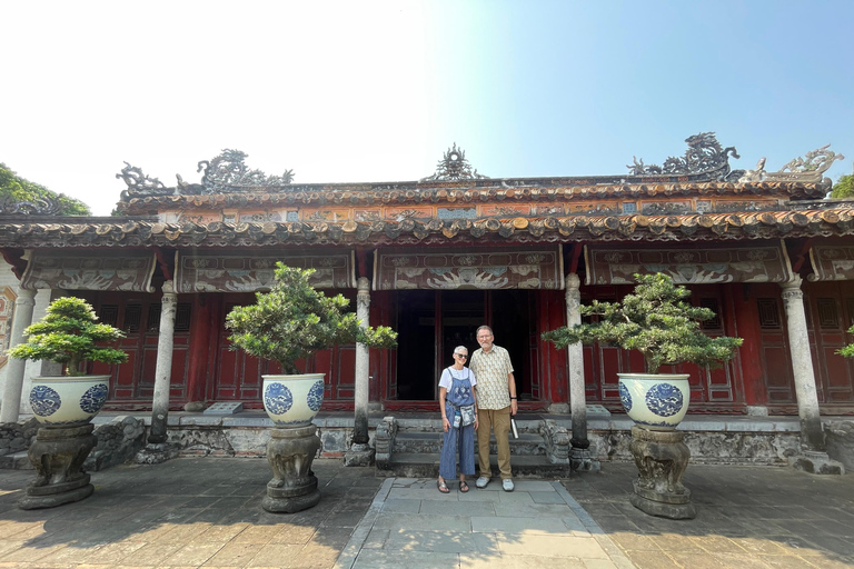 Viagem privada ao desfiladeiro de Hai Van, Hue imperial e túmulo