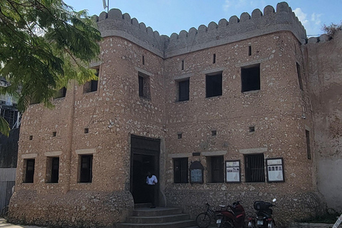 Sabores e historia de Zanzíbar: tour por la granja de especias y la Ciudad de PiedraVen al punto de encuentro en el antiguo fuerte de Stonetown