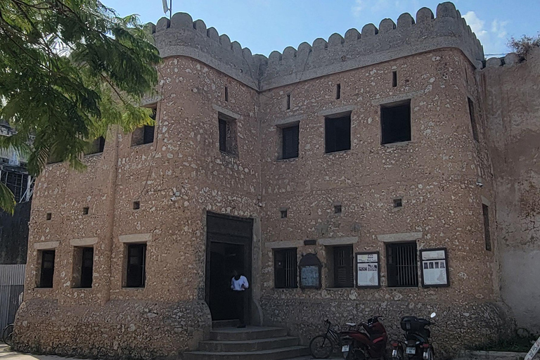 Sabores e historia de Zanzíbar: tour por la granja de especias y la Ciudad de PiedraVen al punto de encuentro en el antiguo fuerte de Stonetown