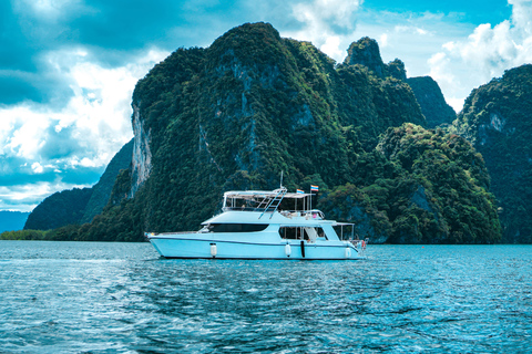 Phuket: James Bond i zatoka Phang Nga luksusowym jachtem o zachodzie słońcaSpotkanie przy molo (opłata za wstęp do parku narodowego wliczona w cenę)