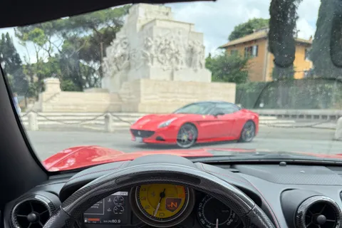 Provkör en Ferrari med en instruktör i centrala Rom