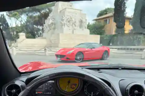 Mach eine Probefahrt in einem Ferrari mit einem Instruktor im Zentrum von Rom