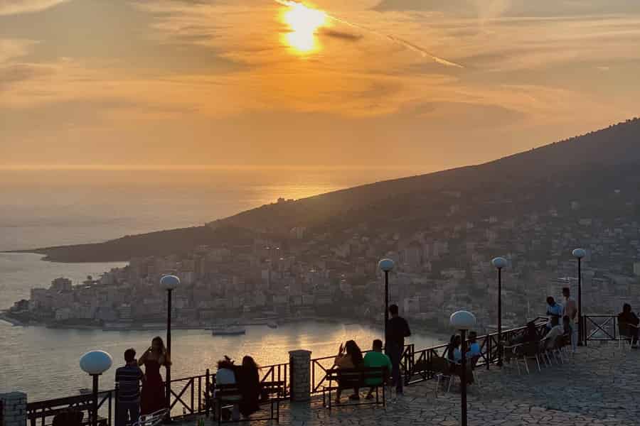 Von Ksamil & Saranda: Blaues Auge & Burg Lekursi SONNENUNTERGANG. Foto: GetYourGuide Von Ksamil & Saranda: Blaues Auge & Burg Lekursi SONNENUNTERGANG. Foto: GetYourGuide