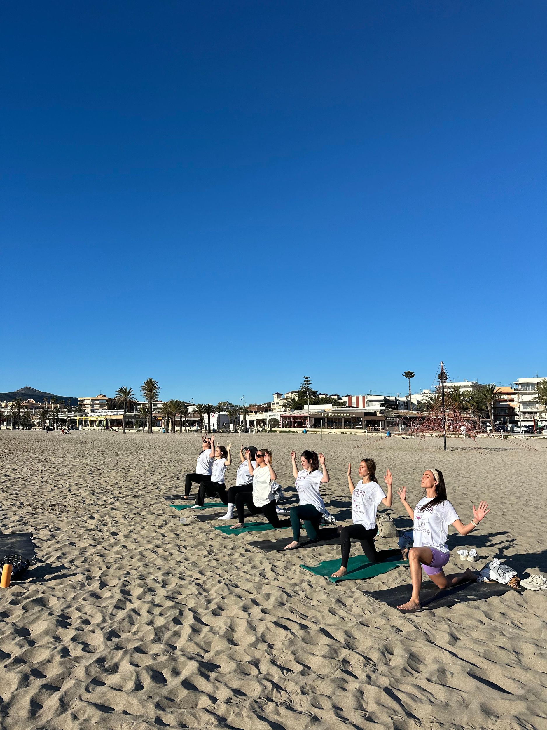 Jávea: Private Yoga-Session bei SONNENAUFGANG am Strand Playa de L'Arenal