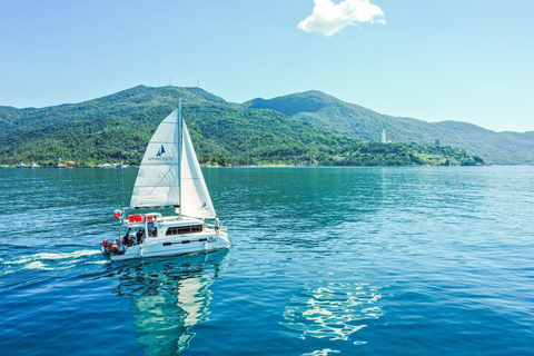 Da Nang: Discover Son Tra Bay on Luxury Sailing Catamaran 2-Hour Luxury Catamaran Scenic Cruise with Drink & Transfer