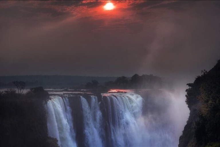 Victoria Falls: Sunrise Tour with Guide