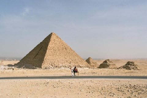 Piramidy w Gizie, Muzeum Egipskie z portu Ein El Sokhna.Port Ein El Sokhna