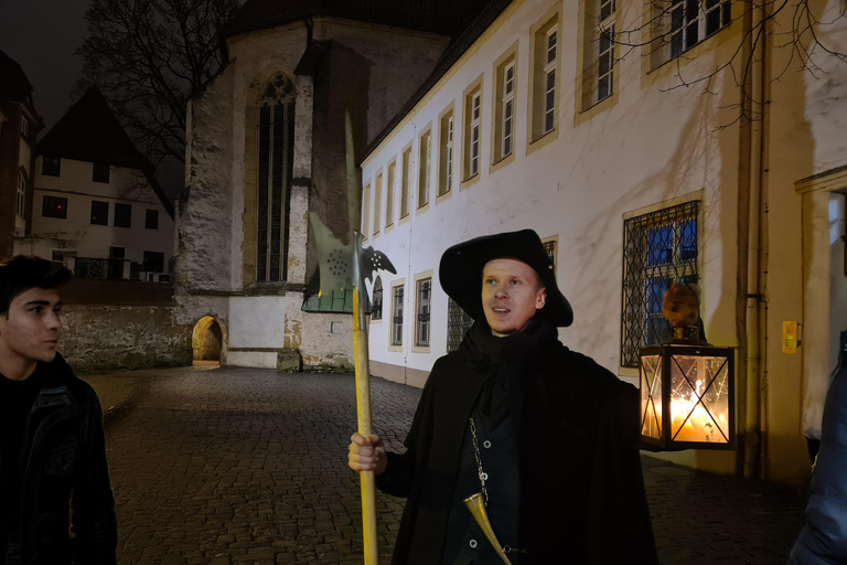 Bielefeld: visita guiada com guarda noturno (passeio de aventura)Bielefeld: Visita ao guarda-noturno (visita de aventura)