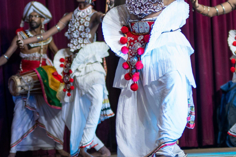 Kandy: Night Tour with Cultural Show, Buddha, & Dinner