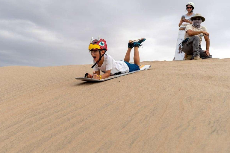 Sandboarding oder Sandskikurs in der Ica-Wüste