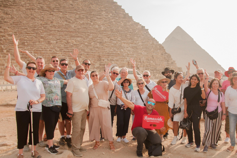 Pyramides, Sakkara et Memphis - Visite privée avec déjeunerVisite privée avec guide, transfert et déjeuner, à l&#039;exclusion des droits d&#039;entrée.