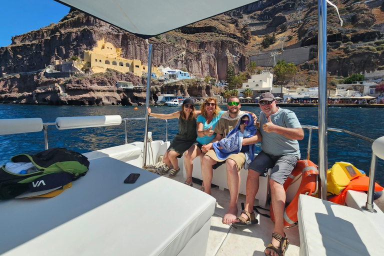 Santorini: Passeio de barco tradicional ao pôr do sol com comida e bebida