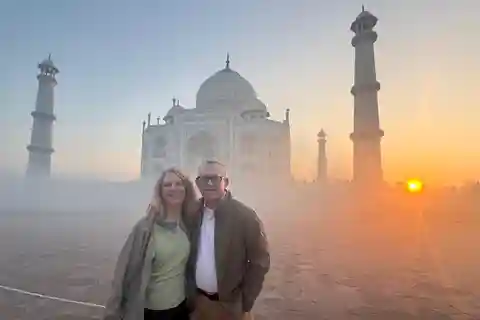 Desde Delhi: Tour privado del Taj Mahal y la ciudad de Agra en coche Suv