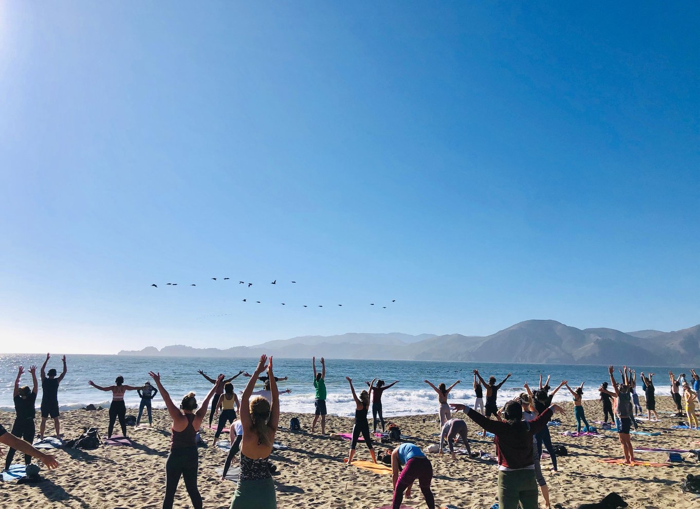 San Francisco: Silent Disco Yoga på Baker Beach
