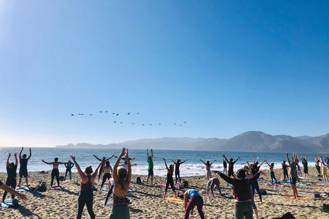 San Francisco: Disco Yoga Silenciosa en Baker BeachYoga en grupo privado