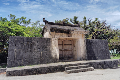 Naha: Shurijo Castle & Tamaudun Guided Walking Tour Morning visit
