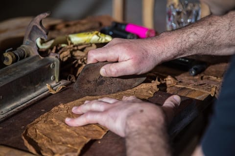 Cancun: Cigar Rolling Experience with Rum and Chocolate