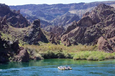 Hubschrauberrundflug über den Grand Canyon mit Rafting im Black Canyon