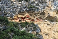 De Chachapoyas, Mausoleums de Revash - Hizvo