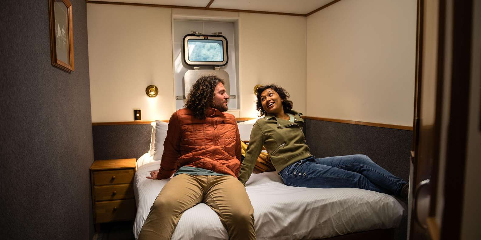 Milford Sound: Overnight Cruise with Water Activities