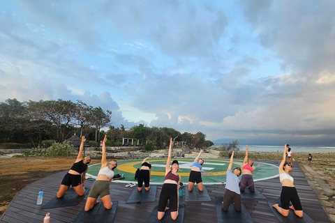 جيلي تراوانجان: يوغا على الشاطئ عند شروق الشمس وغروبها في جزيرة جيلييوغا على الشاطئ عند شروق الشمس 