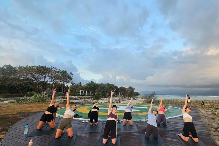 جيلي تراوانجان: يوغا على الشاطئ عند شروق الشمس وغروبها في جزيرة جيلييوغا على الشاطئ عند شروق الشمس 