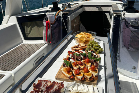 Barcelona: Excursión en velero con tapas, bebidas y parada para nadar