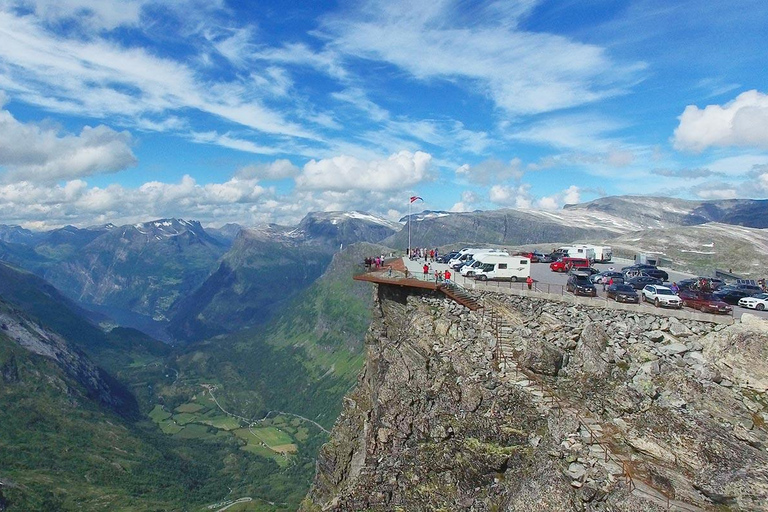 Geiranger: Panorama Bus Tour (Highlights viewpoint) Geiranger: Panorama bus tour Eaglebend - Flydalscanyon 1,5 h
