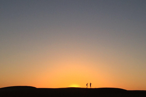 Mascate: Paseo en camello por el desierto de Bidiya al atardecer con traslado